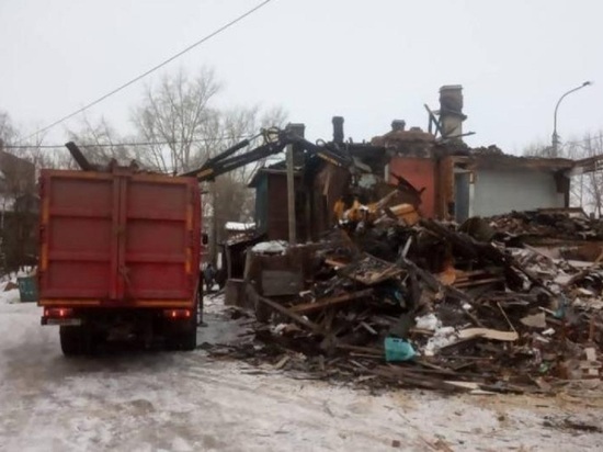 Бомжи снова помогли мэрии Архангельска со сносом деревянного аварийного дома