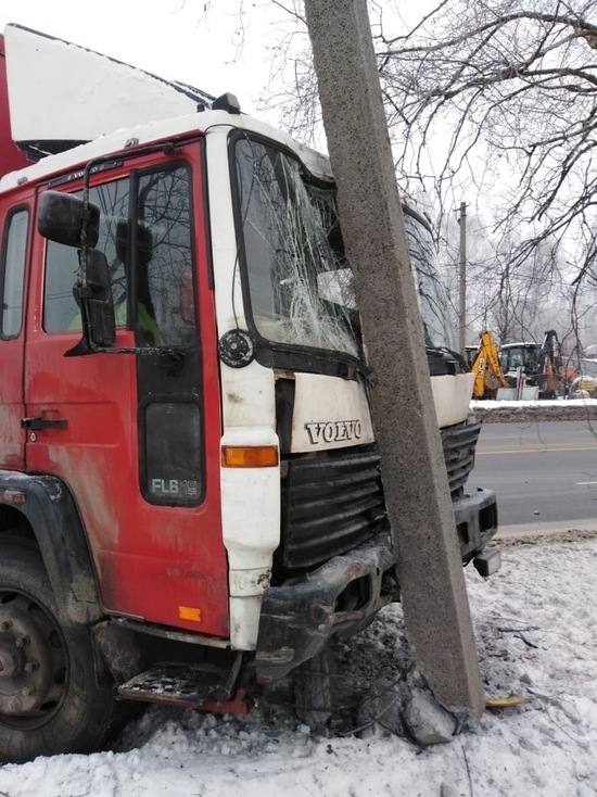 В Костроме грузовик снес бетонный столб ЛЭП
