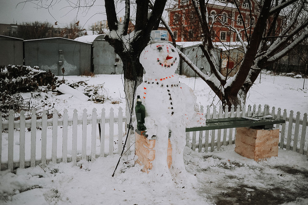 Астраханцы рады второму снегу и успели слепить снеговиков 