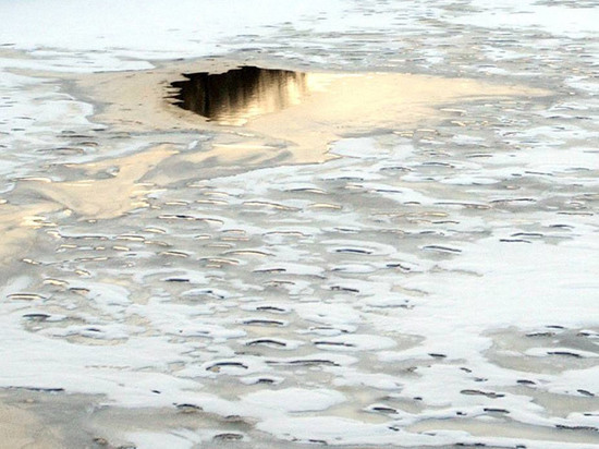 Дети ушли под лед искусственного водоема на даче родственников