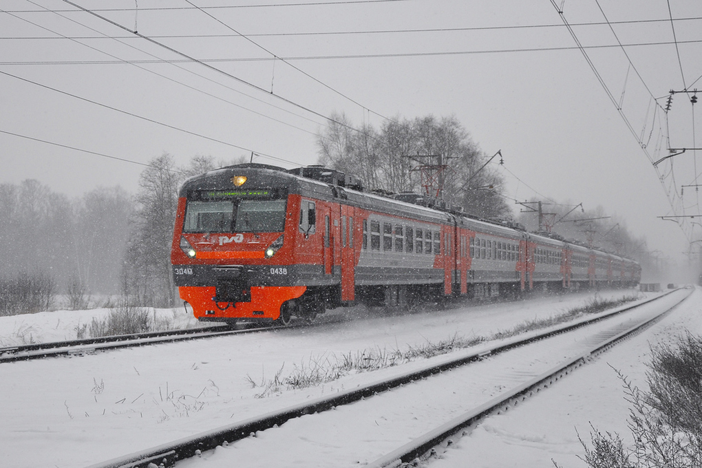 Электрички на зимнее время. Эд4м 0438. Эд4м РЖД. Эд4м Ярославское направление Сергиев Посад станция. Электричка зимой.