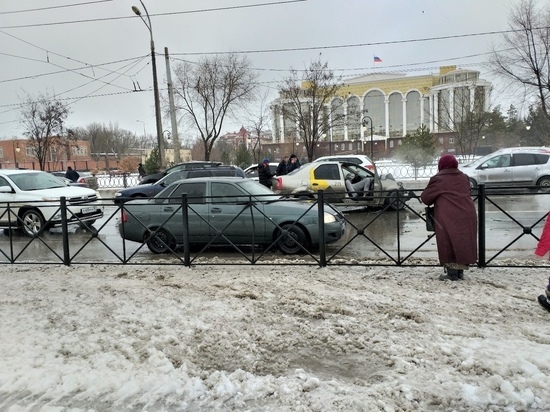 В Астрахани столкнулись маршрутка и легковое такси