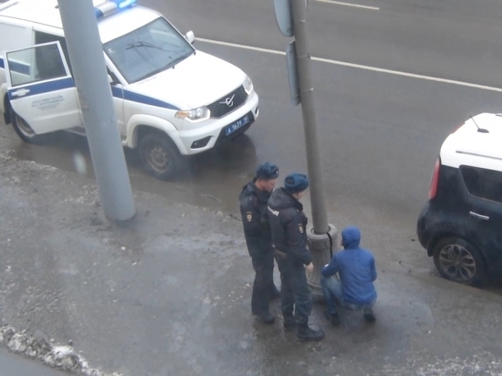 В Петрозаводске воришка ломал городской фонарь прямо перед телекамерой