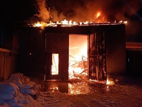 В Ангарске сгорел гараж с двумя грузовиками