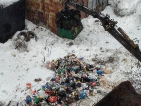 В Архангельске мусорщики намеренно завалили помоями двор жилого дома