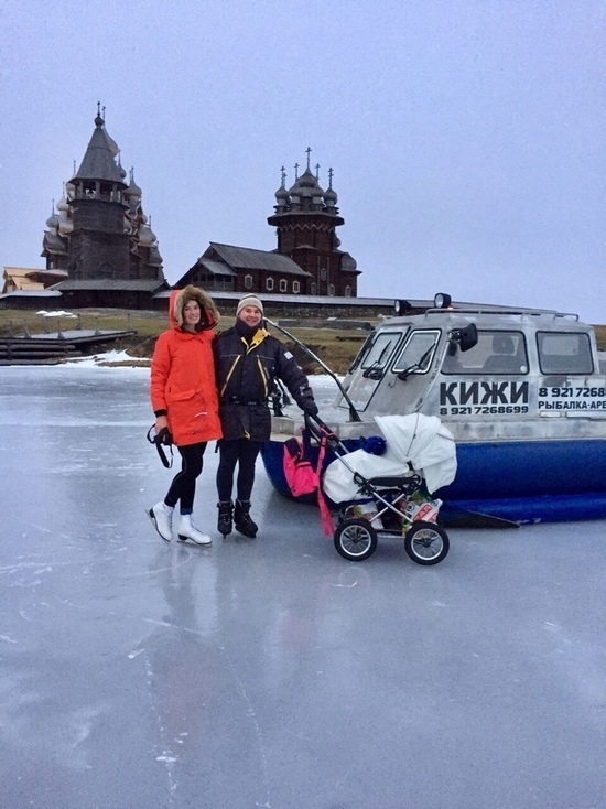  В Карелии пара с коляской доехала до Кижи на коньках