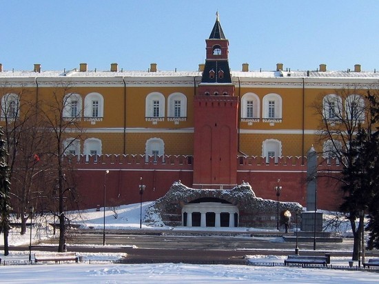 СМИ: работник Александровского сада умер у стен Кремля