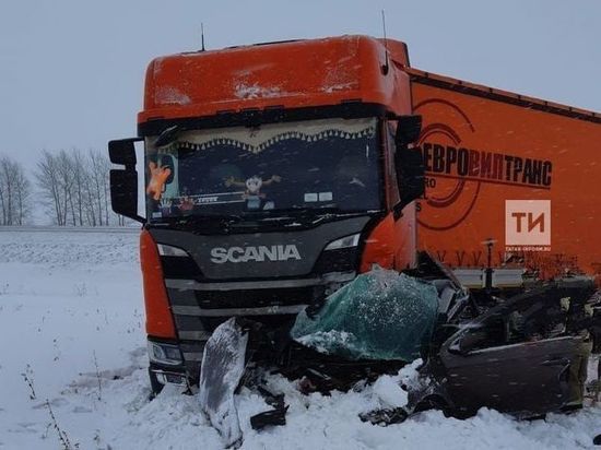 В Татарстане двое погибли в ДТП с фурой из Беларуси и легковушкой