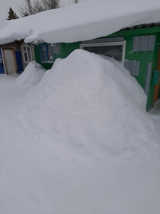 Жилой дом в Ноябрьске почти полностью завалило снегом