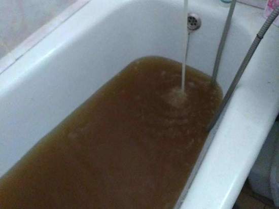 В Челябинске жители массово жалуются на ржавую воду из кранов