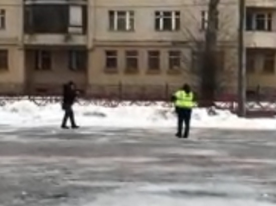 Видосик для отчета: в Ярославле коммунальщики снимали видеоотчет о посыпке тротуара песком