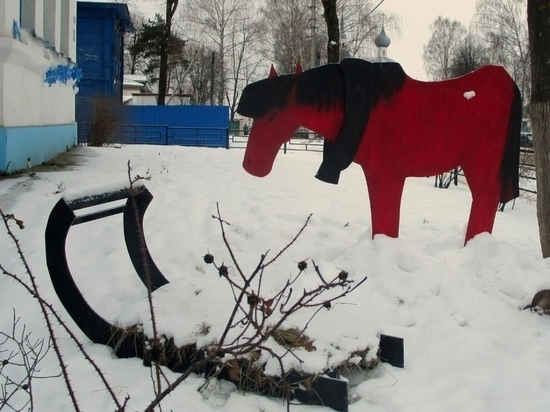 В Костроме, у одного из домов на улице Городской появилась сделанная из фанеры фигура коня