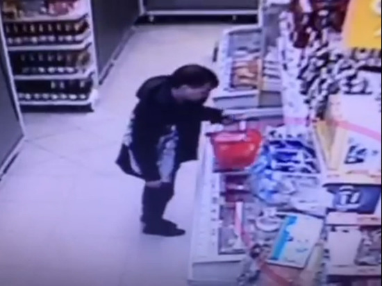 В Чебоксарах полиция ищет мужчину, обокравшего продуктовый магазин