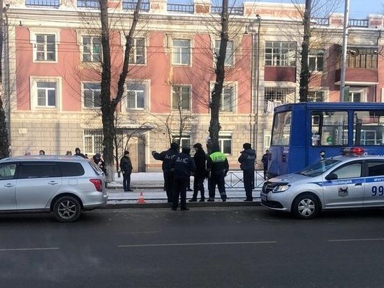 На улице Декабрьских Событий в Иркутске трамвай насмерть сбил пенсионерку