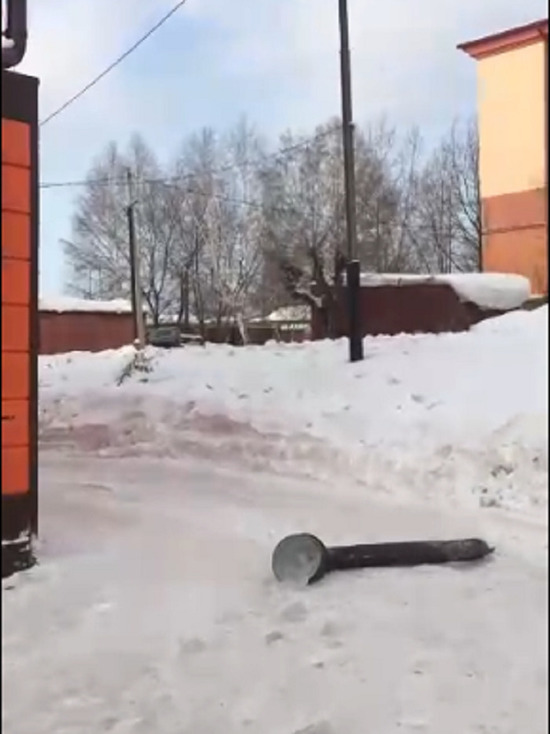Металлический водосток со льдом обрушился на землю в кузбасском городе