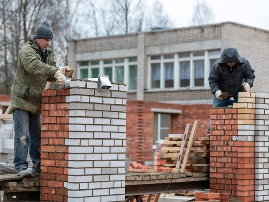 Как строят ясли в Пскове и садик в Неелово, проверил чиновник
