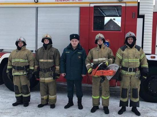 Троих жильцов спасли пожарные из загоревшегося в Сарапуле дома