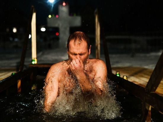 Забайкальцам рассказали, кому нельзя погружаться в прорубь на Крещение