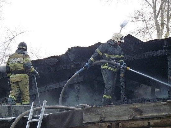 Пожарные Хакасии спасли пожилого человека из горящей пристройки