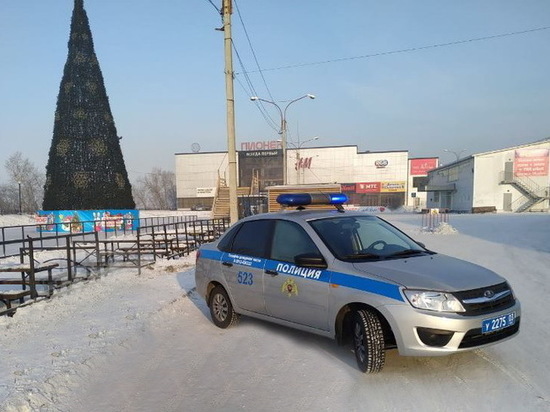 В Улан-Удэ росгвардейцы помогли женщине с ребенком завести замерзший автомобиль