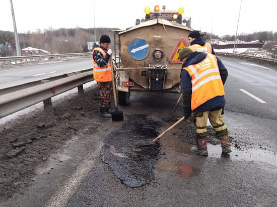 В Рязанской области заделали яму на дорогу, из-за которой пострадали 10 машин