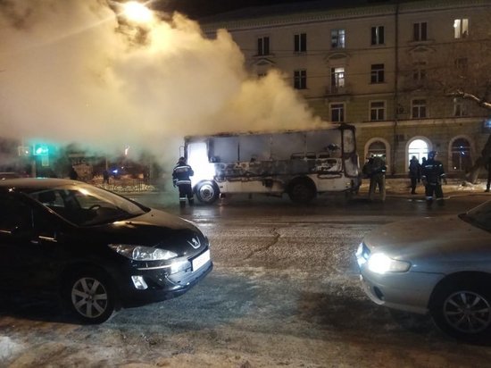 В Иркутске-II сгорел пассажирский автобус