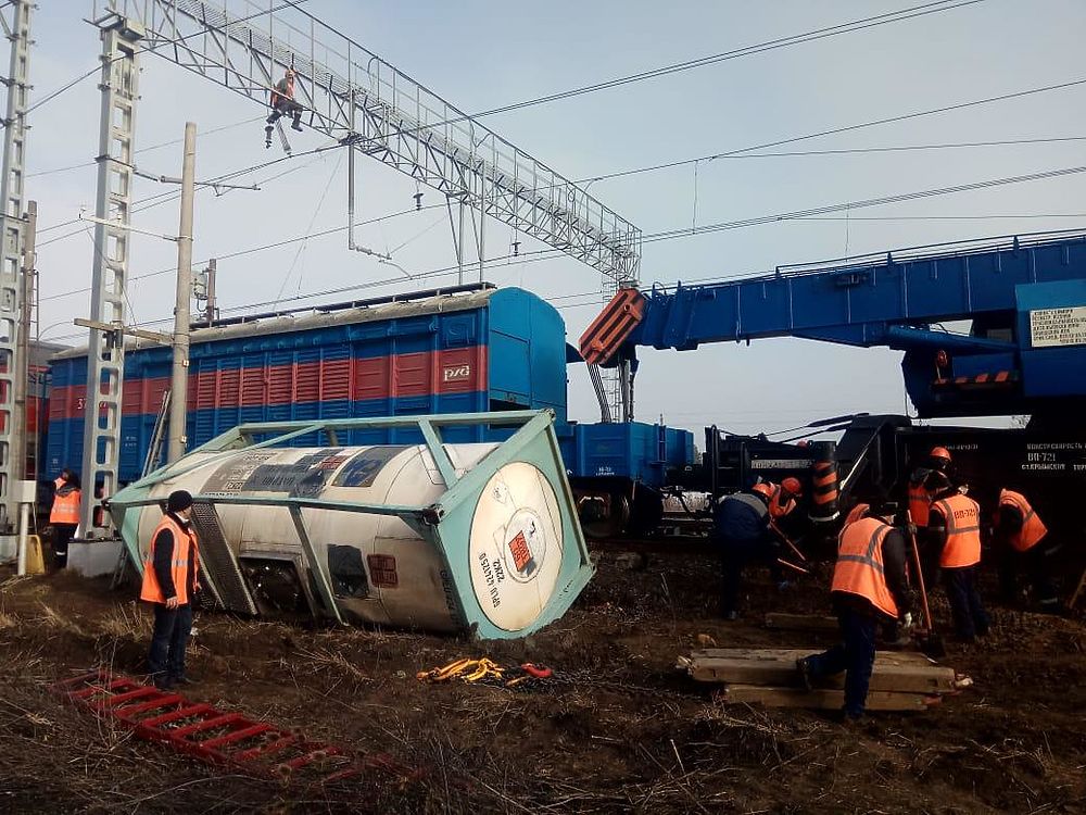 Железнодорожные цистерны опрокинулись на Кубани
