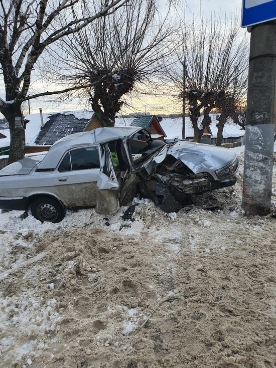 В Нововятске водитель чуть не сбил людей на остановке