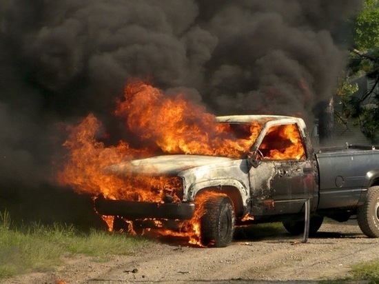 В Ростовской области сгорел фургон «Рено»