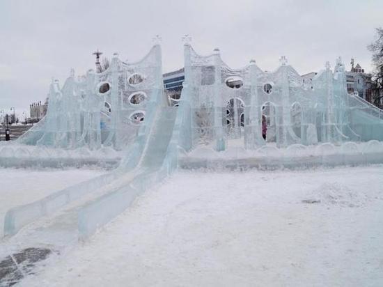 Власти Ижевска просят граждан временно не кататься на ледяных горках на площади