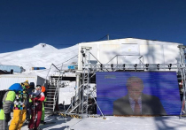 На Северном Кавказе Путин оглашал Послание Федеральному собранию «свысока» — оно транслировалось на экране, находящемся на высоте 3847 метров над уровнем моря