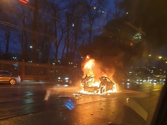 Около станции метро «Черная речка» в Петербурге взорвалась машина