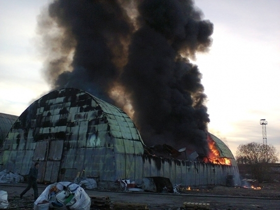 В Хакасии из пожара в ангаре спаслись 4 работника