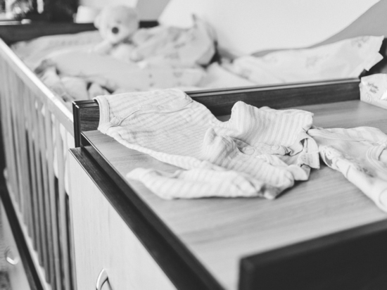 Жительница Кузбасса залезла в чужую детскую кроватку