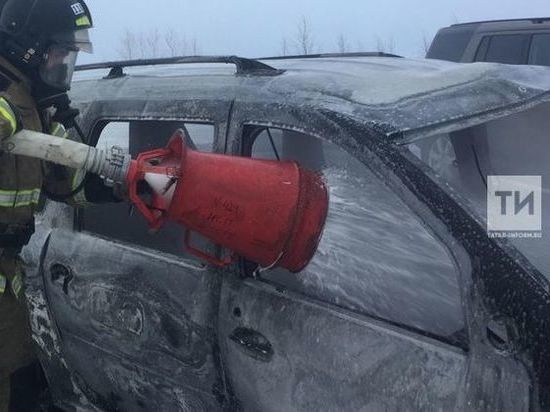 На трассе в Татарстане после ДТП загорелся автомобиль