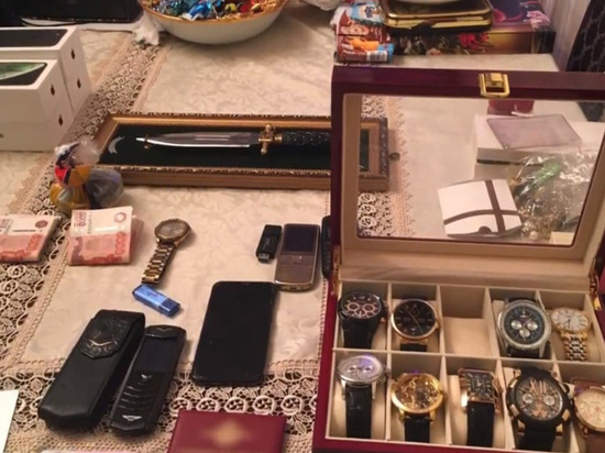 Часы, деньги, айфоны: видео обыска у задержанного краснодарского ГИБДД-шника