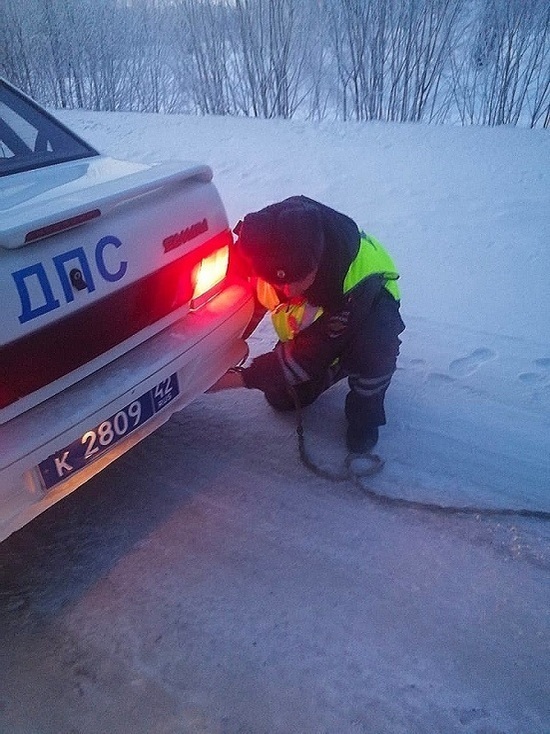 Полицейские в Кузбассе помогли застрявшей на трассе семье в неисправном автомобиле