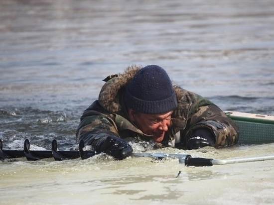 Белгородский рыбак выпил и уснул на льду
