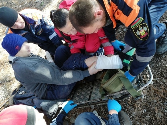 Спасатели в Сочи вынесли к медикам бегуна со сломанной ногой