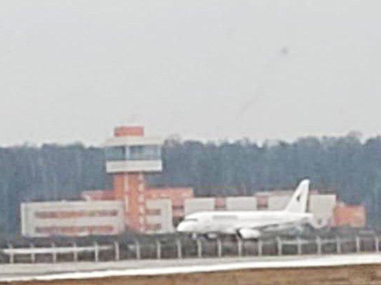В "Домодедово" самолет SSJ-100 экстренно сел на недостроенную полосу