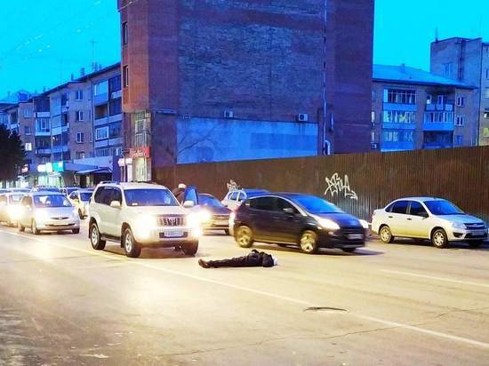 «Лежачий полицейский»: на Ленина пешеход ложился на дорогу
