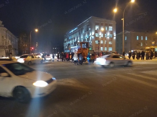 Утреннее столкновение погрузчика и легковушки заблокировало трамвайное движение в центре Кемерова