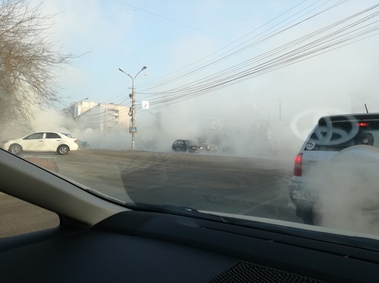 Горячая вода залила улицу Шилова в Чите
