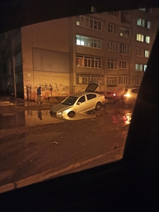 Добро пожаловать в Ярославль: на улице Строителей автомобиль утонул в яме на дороге