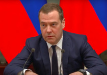 У исполняющего обязанности премьер-министра РФ Дмитрия Медведева после отставки и перехода на работу в Совет безопасности появились новые политические возможности