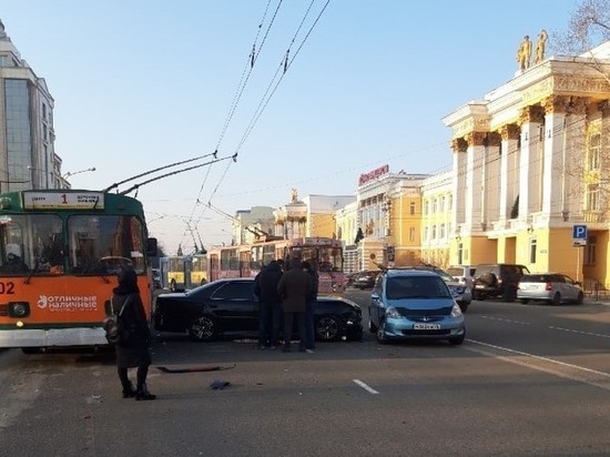 ДТП заблокировало троллейбус и собрало пробку в центре Читы