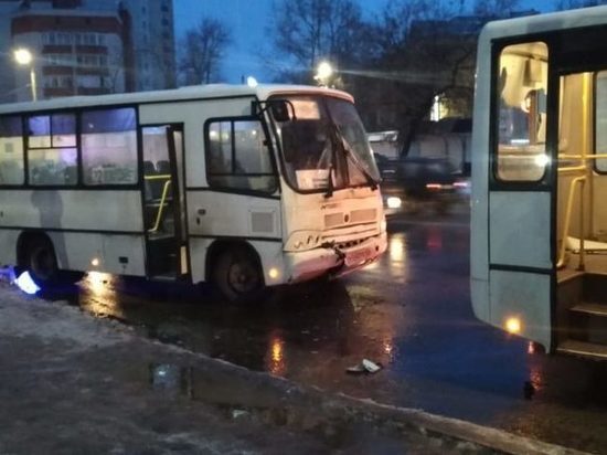 В Кирове 8 человек пострадали от столкновения двух автобусов