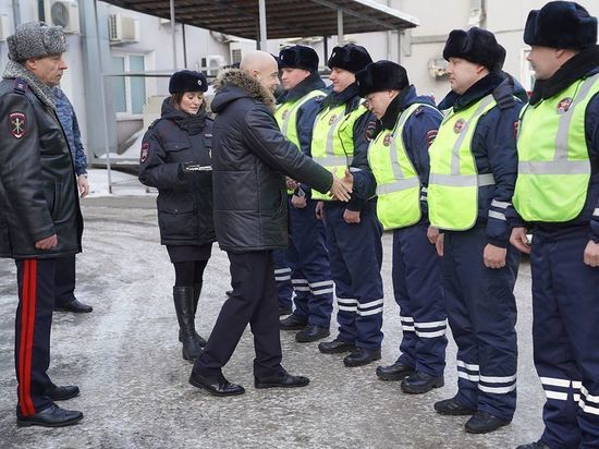 Сергей Сокол вручил полицейским ключи от патрульных автомобилей