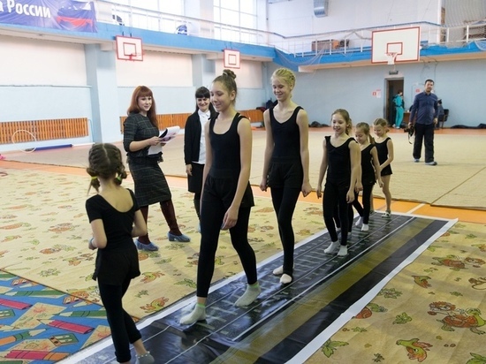 Сотрудники ЗабЖД рассказали юным гимнасткам о безопасности на перронах