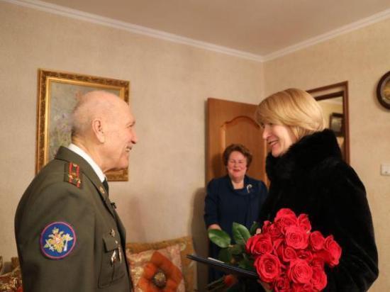Глава городского округа Серпухов Юлия Купецкая поздравила ветерана с юбилеем